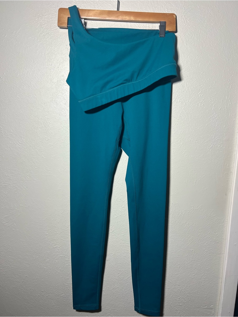 Women’s size Medium Teal Seamly Top and Leggings Set